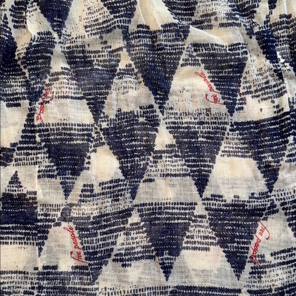 👜 Free People Lightweight Canvas Shoulder Bag - Cream and Navy Geo Print - Picture 2 of 6